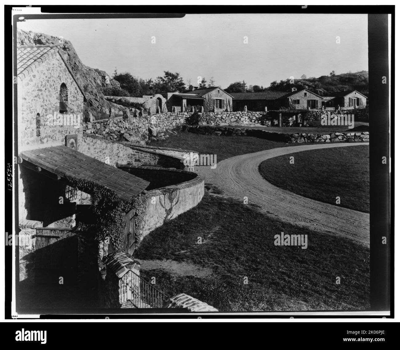 "Surprise Valley Farm", Arthur Curtiss James Property, Beacon Hill Road, Newport, Rhode Island, 1917. Tenuta progettata nel 1914 da Grosvenor Atterbury per il magnate della ferrovia Arthur Curtiss James. L'architettura si ispira a un villaggio della Svizzera italiana. Foto Stock