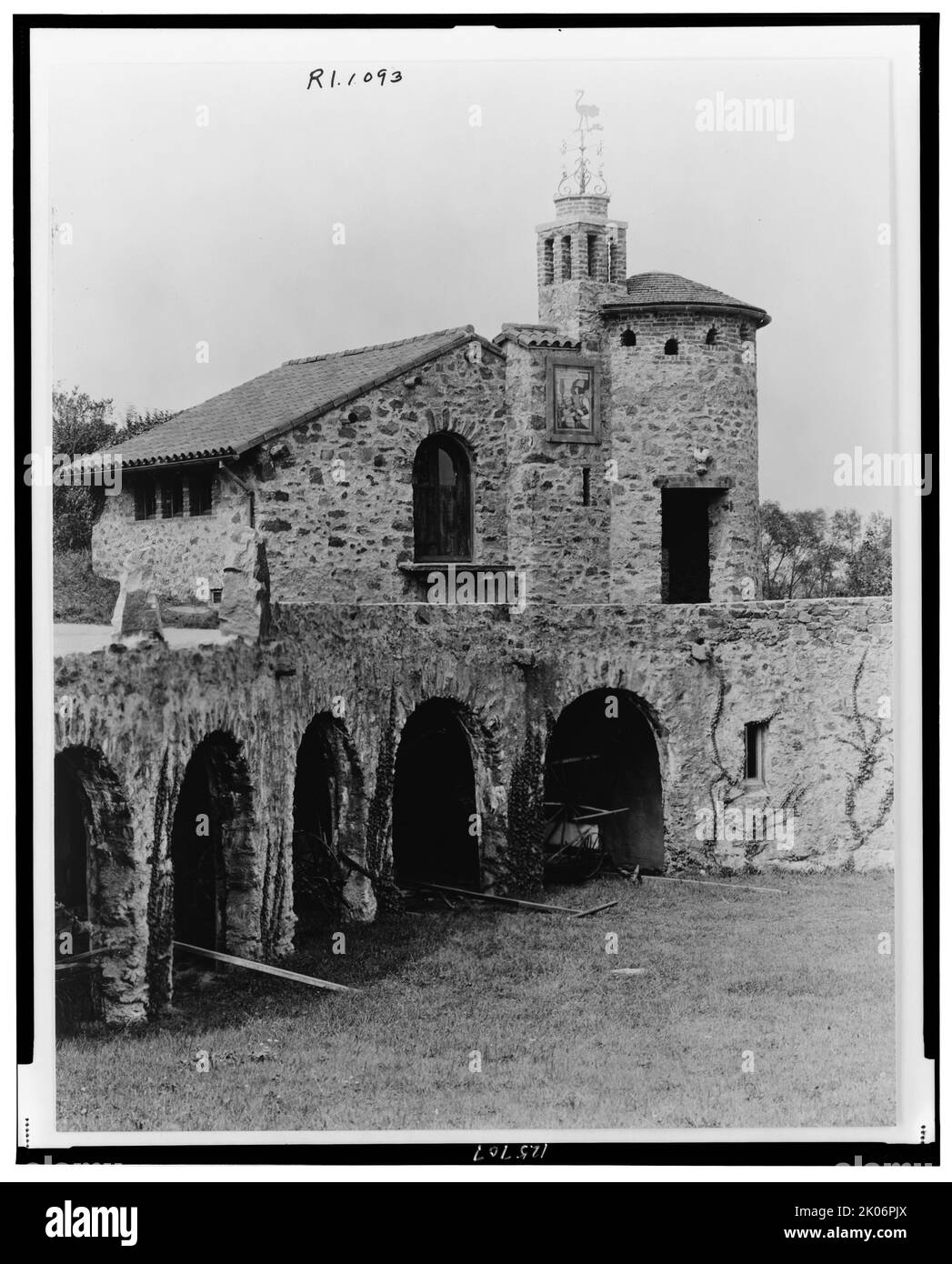 "Surprise Valley Farm", Arthur Curtiss James Property, Beacon Hill Road, Newport, Rhode Island, 1917. Tenuta progettata nel 1914 da Grosvenor Atterbury per il magnate della ferrovia Arthur Curtiss James. L'architettura si ispira a un villaggio della Svizzera italiana. Foto Stock