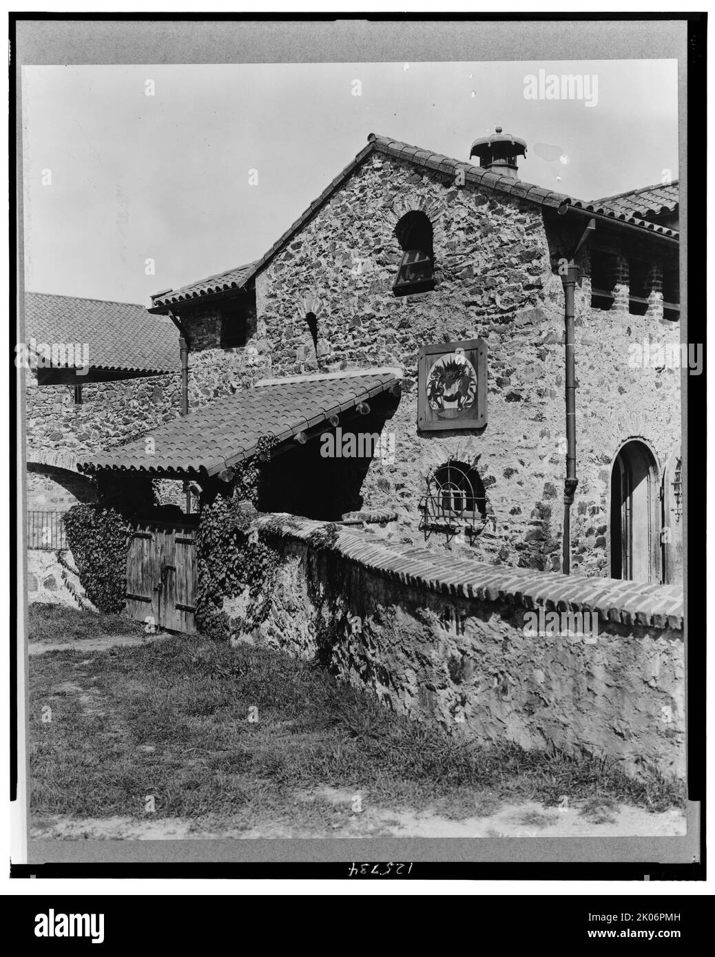 "Surprise Valley Farm", Arthur Curtiss James Property, Beacon Hill Road, Newport, Rhode Island, 1917. Tenuta progettata nel 1914 da Grosvenor Atterbury per il magnate della ferrovia Arthur Curtiss James. L'architettura si ispira a un villaggio della Svizzera italiana. Foto Stock
