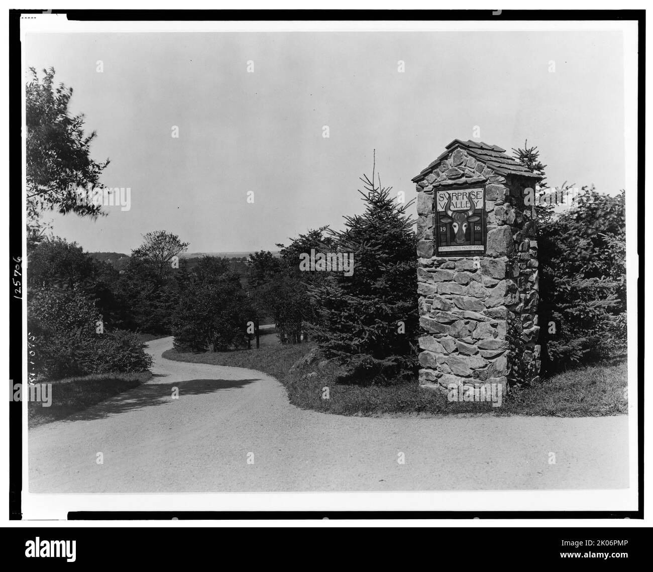 "Surprise Valley Farm", Arthur Curtiss James Property, Beacon Hill Road, Newport, Rhode Island, 1917. Tenuta progettata nel 1914 da Grosvenor Atterbury per il magnate della ferrovia Arthur Curtiss James. L'architettura si ispira a un villaggio della Svizzera italiana. Foto Stock