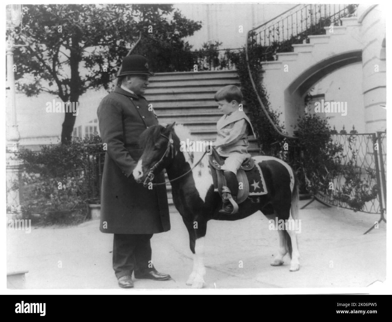 Quentin Roosevelt su pony accanto alla Casa Bianca poliziotto, 1905. Foto Stock