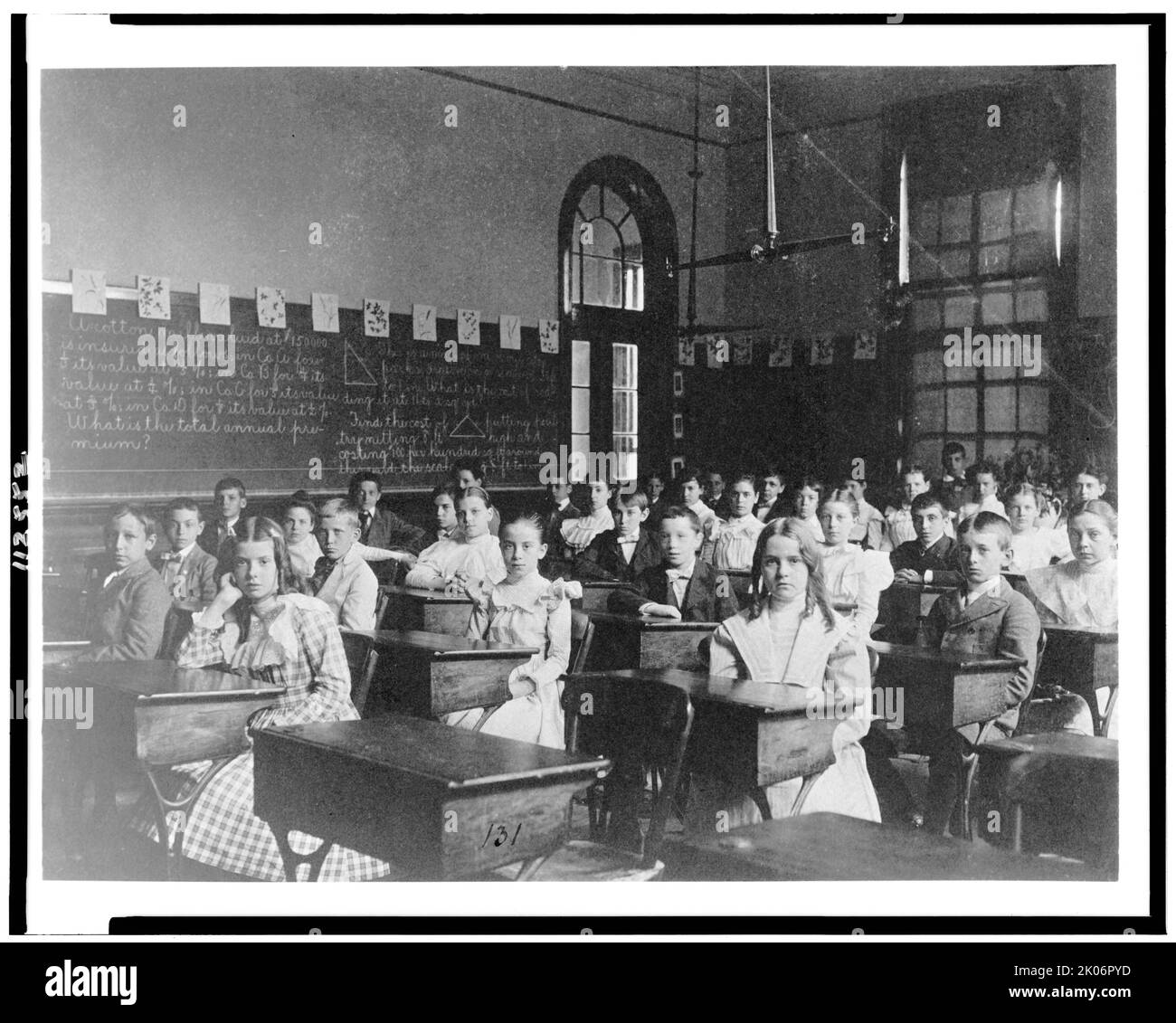 Ragazze e ragazzi seduti alle scrivanie a Washington, D.C., classe, (1899?). Foto Stock