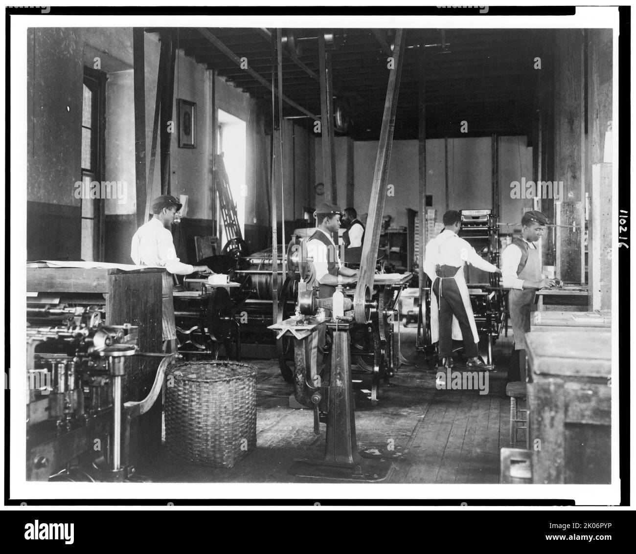 Presen al lavoro in tipografia, Hampton Institute, Hampton, Virginia, 1899 or1900. Foto Stock
