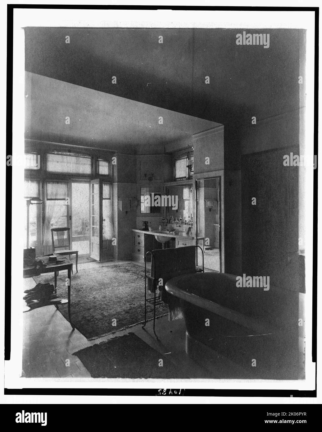 Bagno in casa di Edmund Cogswell Converse, Greenwich, Connecticut, 1908. La tenuta Conyers Farm, progettata da Donn Barber c1904, era di proprietà dell'imprenditore Edmund C. Converse. Foto Stock