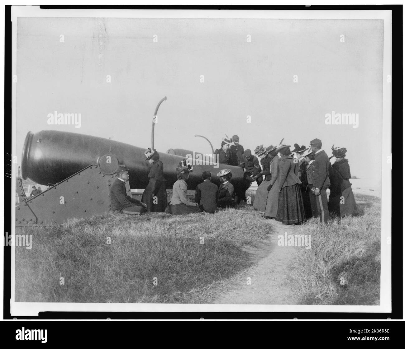 Lezione dall'Hampton Institute, Hampton, Virginia, guardando il cannone a Fort Monroe, 1899 o 1900. Foto Stock