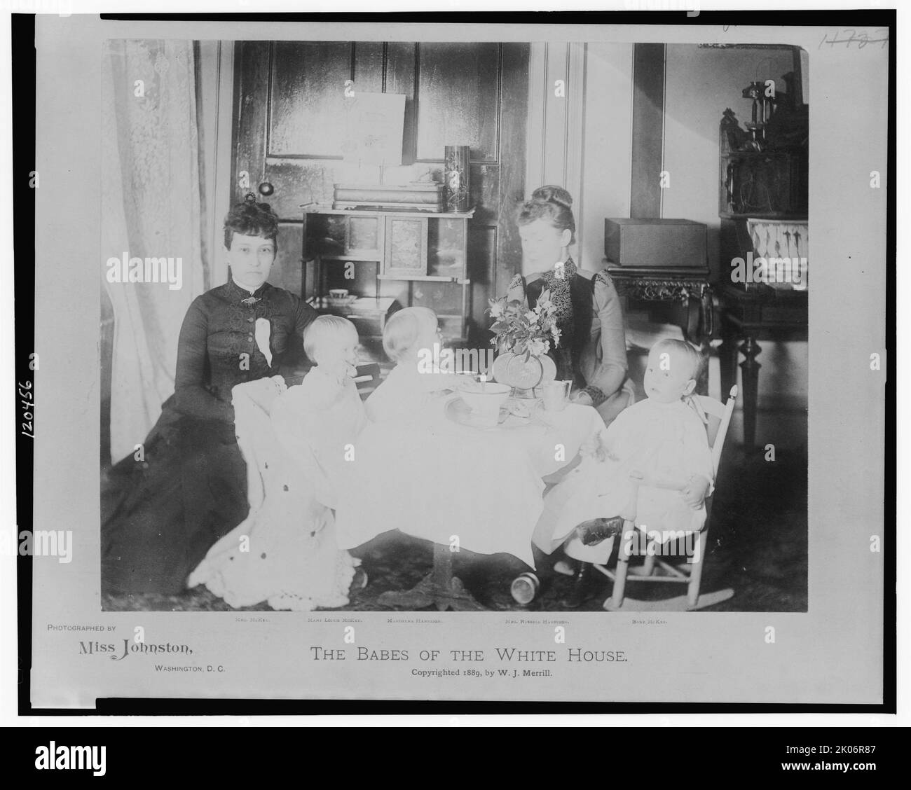 Le ragazze della Casa Bianca, c1889. La signora McKee, Mary Lodge McKee, Marthena Harrison, la signora Russell Harrison e Baby McKee (Benjamin Harrison McKee), seduti intorno al tavolo. Foto Stock