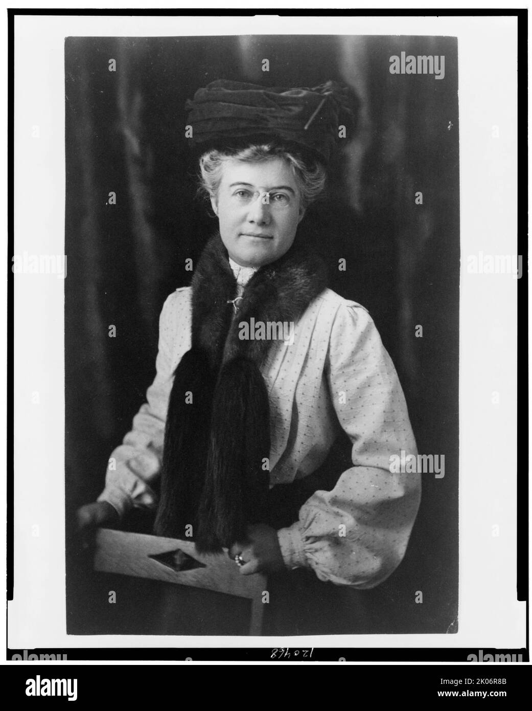 Mattie Edwards Hewitt, ritratto a metà lunghezza, in piedi, rivolto verso la parte anteriore, tra il 1890 e il 1910. [Fotografo. Fondò il Johnston-Hewitt Studio a New York City nel 1913 con il collega fotografo Frances Benjamin Johnston, che più tardi divenne il suo amante. Vivevano e lavoravano insieme per otto anni]. Foto Stock