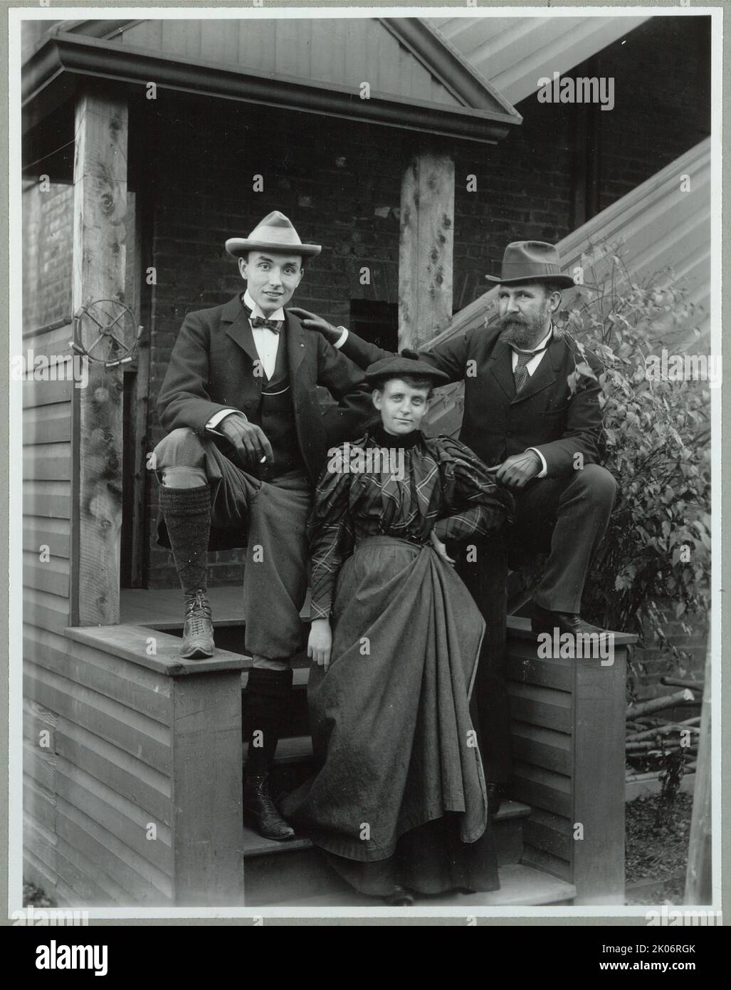 Frances Benjamin Johnston (davanti), con Mills Thompson (a sinistra) e Frank Phister, ritratto completo, posato su gradini fuori dal suo studio (?), tra il 1885 e il 1900, stampato più tardi. [Frances Benjamin Johnston era un fotografo e un fotoreporter. La sua amica Mills Thompson era un'artista, un pittore e un designer]. Foto Stock