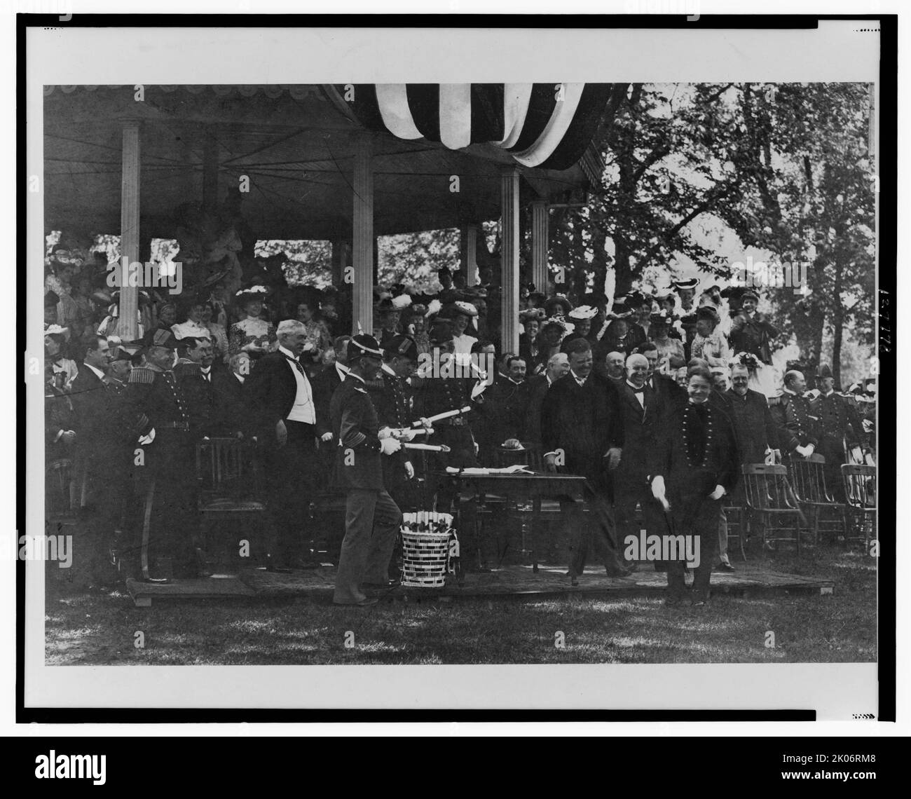 Giornata di laurea ad Annapolis - cadetto che riceve il diploma dal Presidente Theodore Roosevelt, 1902. [I partecipanti si divertiranno a scherzare insieme]. Foto Stock