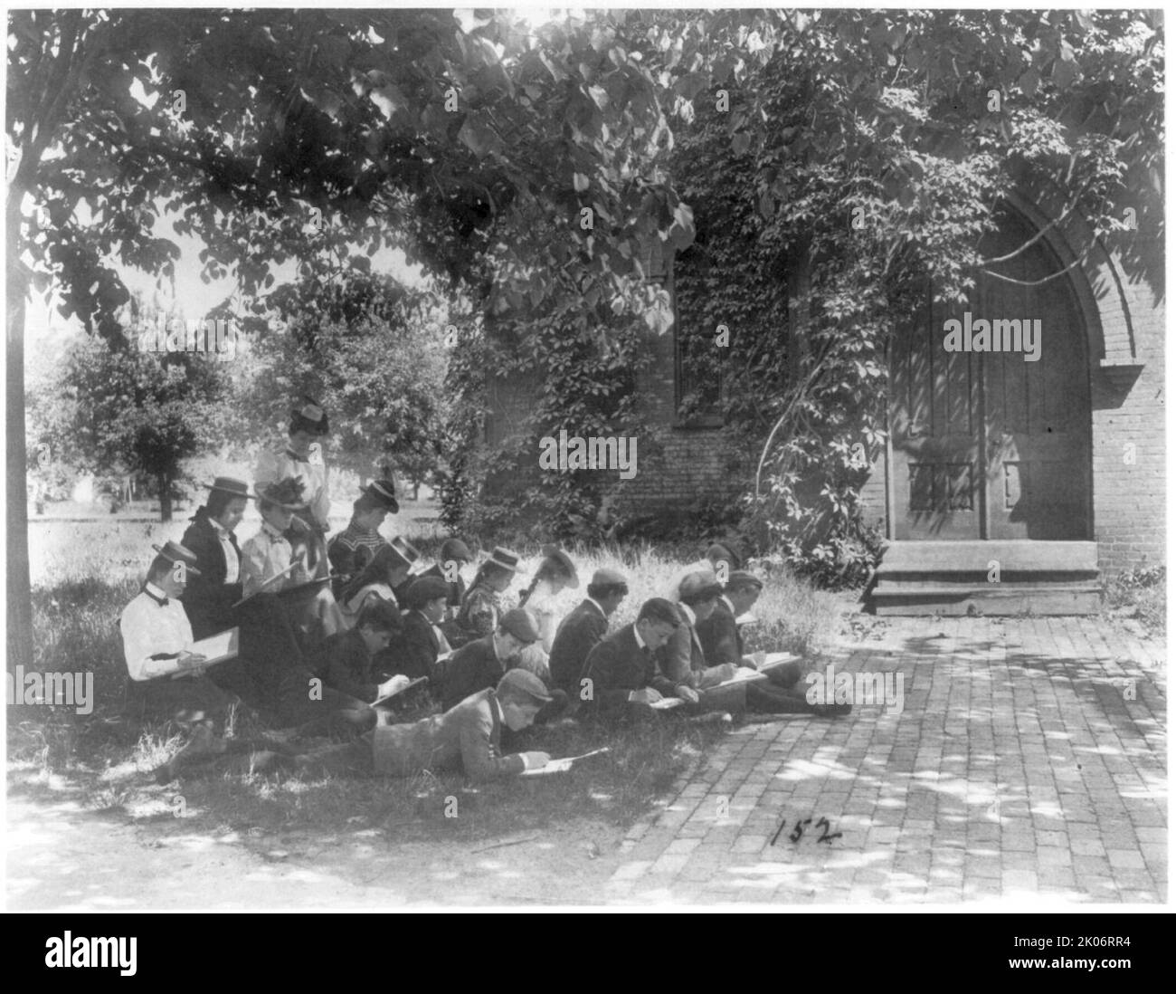 Washington, D.C. public schools, 1st Division - classe d'arte che disegna all'aperto, (1899?). Foto Stock