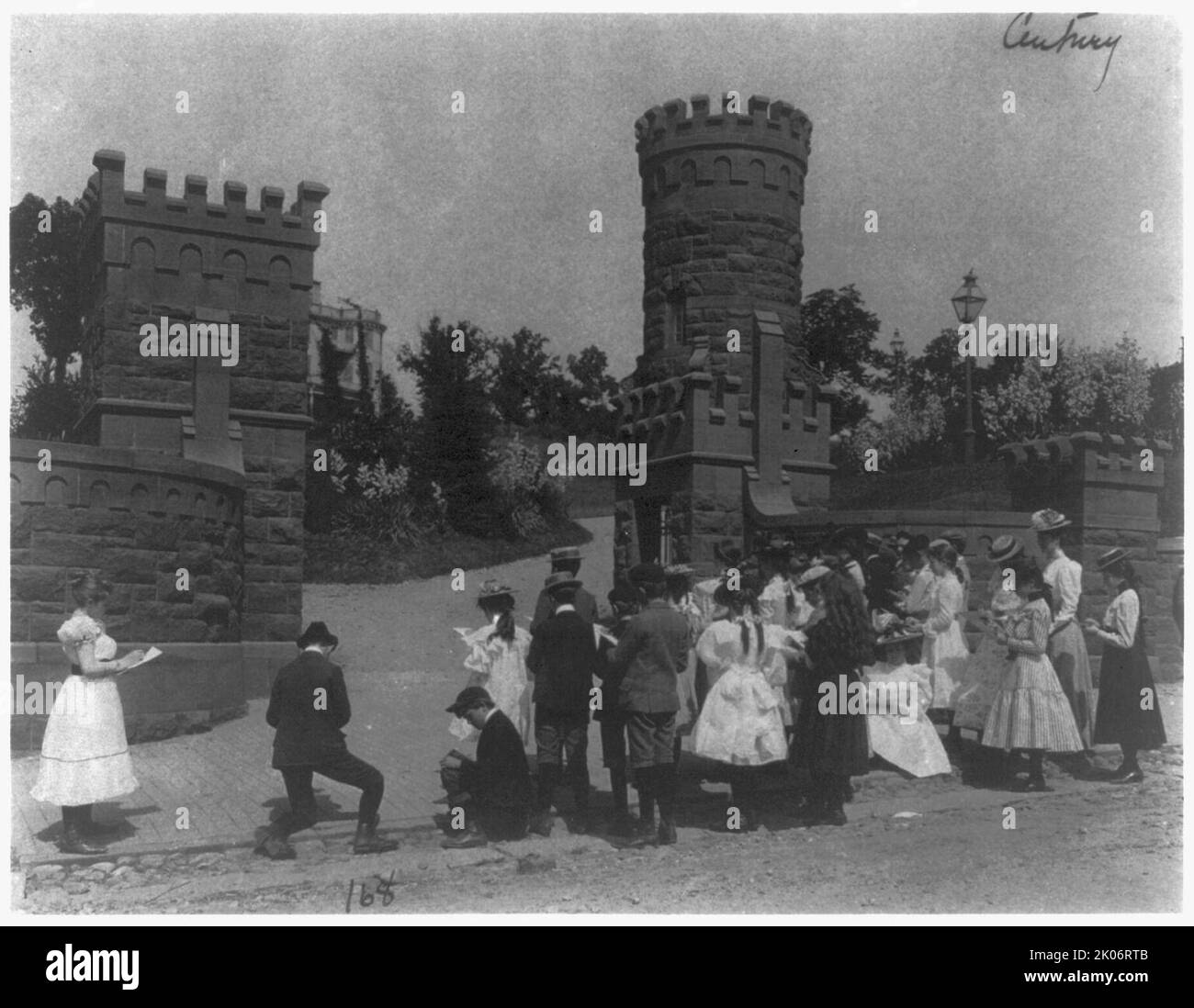 1st alunni di scuola di grado di divisione su viaggio di campo, Washington, D.C., (1899?). Case su 16th St., N.W. Foto Stock 1st alunni di scuola di grado di divisione su viaggio di campo, Washington, D.C., (1899?). Case su 16th St., N.W. Foto Stock
