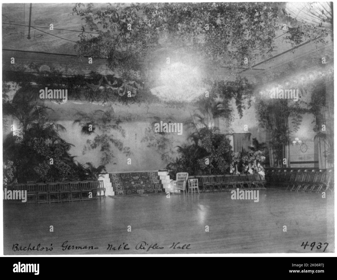 Tedesco del Bachelor - National Fucili Hall, 1890s. Interno di grande sala con lampadario e decorazioni floreali; Washington, D.C. Foto Stock