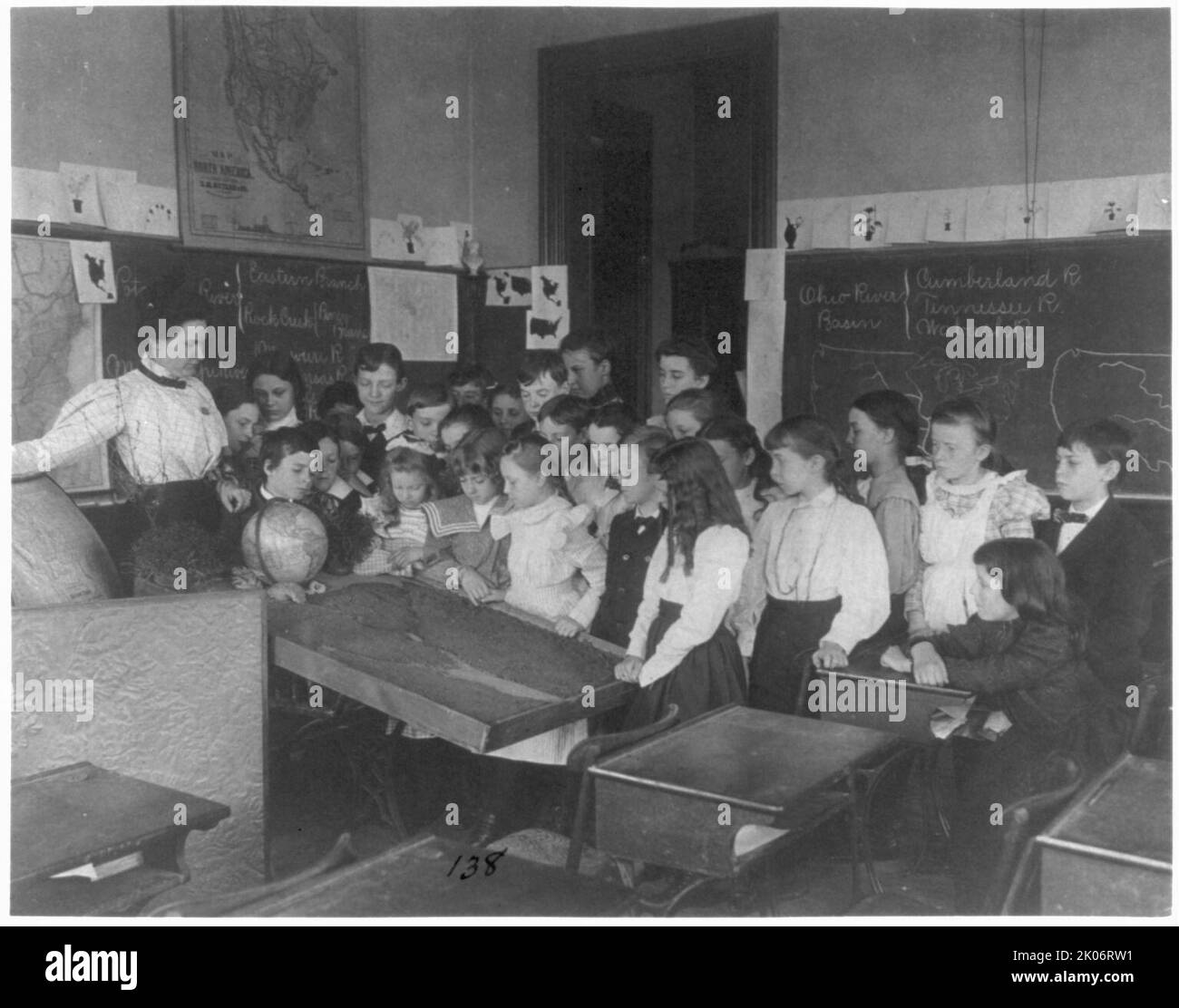 Washington, D.C. scene di classe della scuola pubblica - 1st Divisione geografia classe - studenti che esaminano la mappa di rilievo, (1899?). Foto Stock Washington, D.C. scene di classe della scuola pubblica - 1st Divisione geografia classe - studenti che esaminano la mappa di rilievo, (1899?). Foto Stock