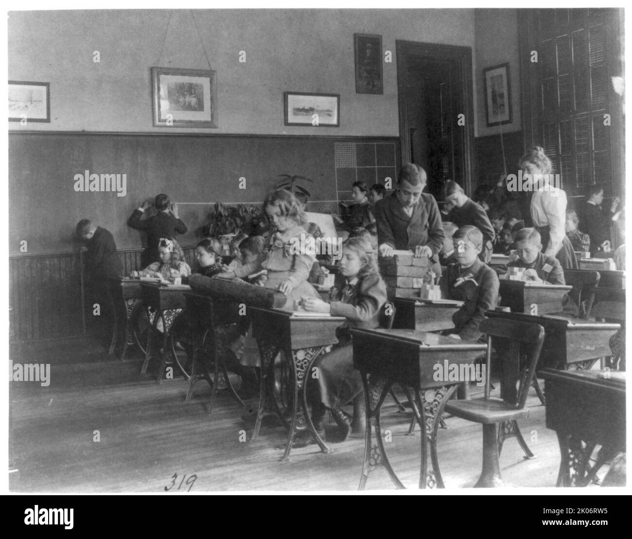 Washington, D.C. scuole pubbliche, 6th Divisione - classe che utilizza governanti e blocchi, (1899?). Foto Stock