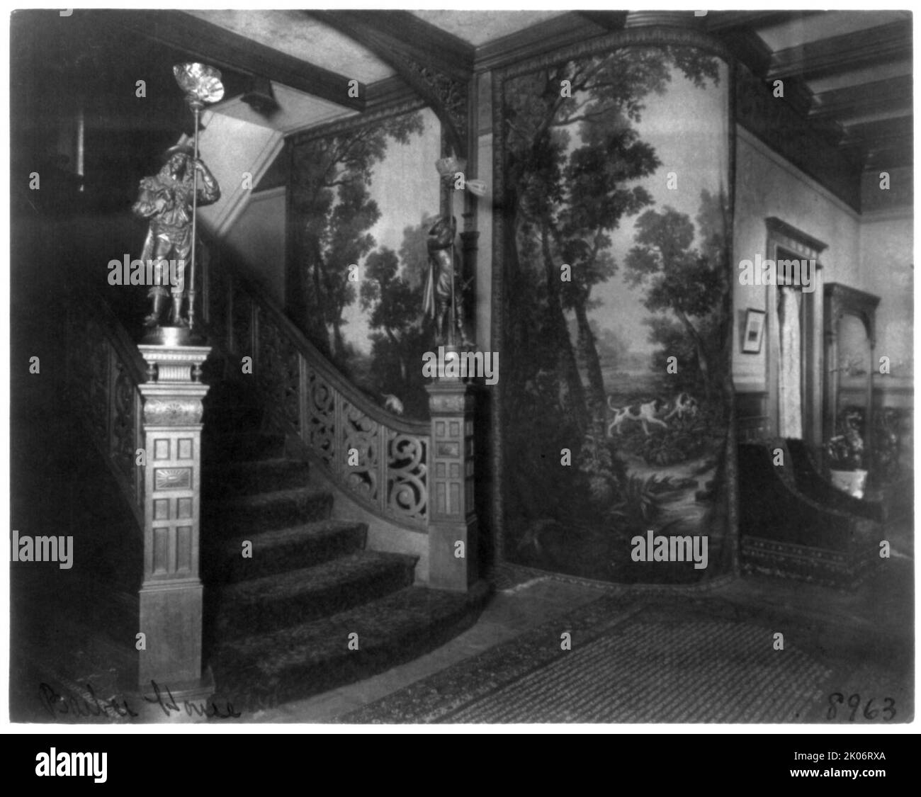 Barber House ("Belmont"), Washington, D.C., 1890s. Il fondo della scala mostra un grande arazzo. Foto Stock