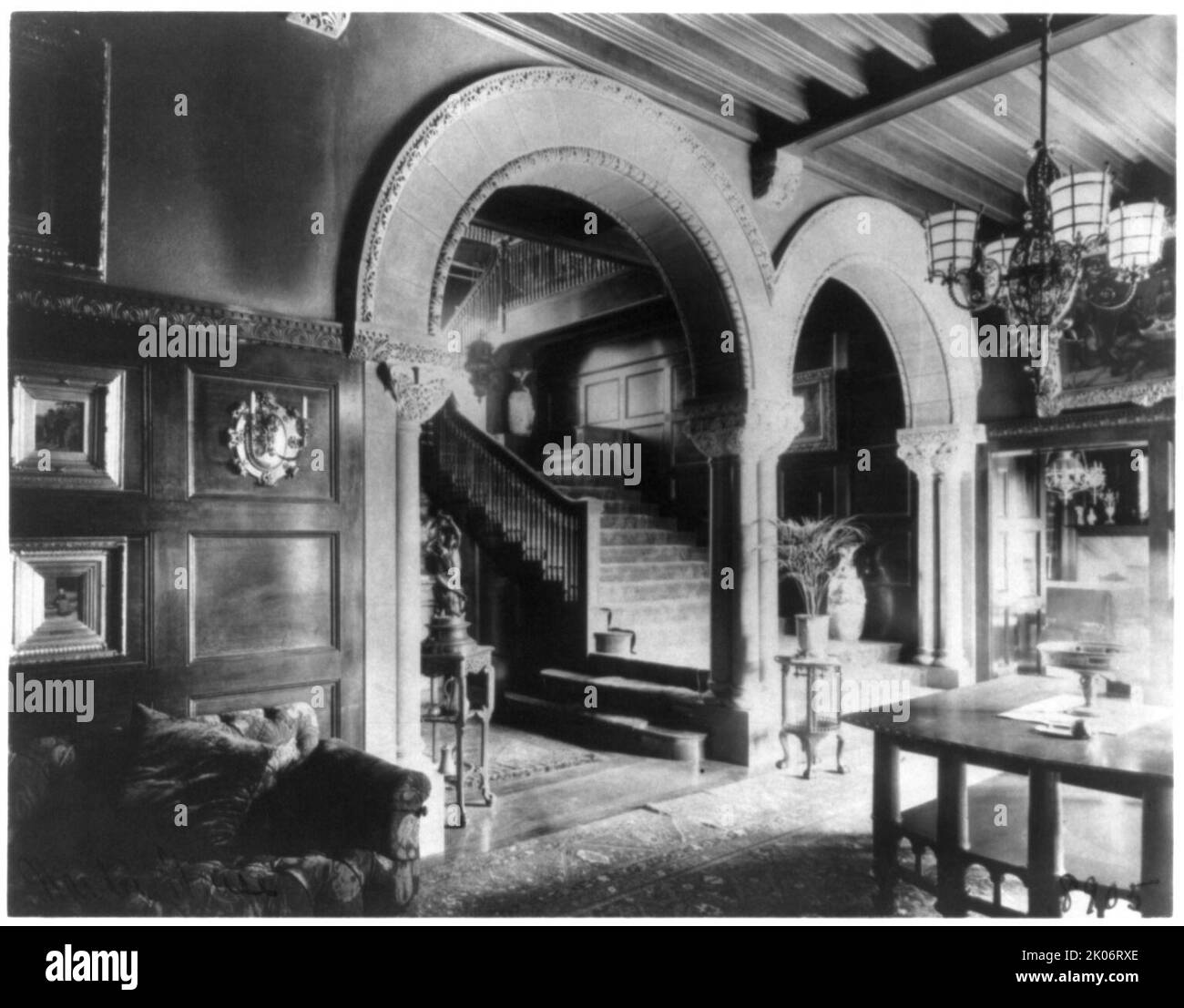 Warder House, Washington, D.C., 1900?. Porzione di sala e amplificatore; scala, interno, Benjamin H. Warder House, 1515 K Street, N.W. (costruito nel 1898). Foto Stock Warder House, Washington, D.C., 1900?. Porzione di sala e amplificatore; scala, interno, Benjamin H. Warder House, 1515 K Street, N.W. (costruito nel 1898). Foto Stock