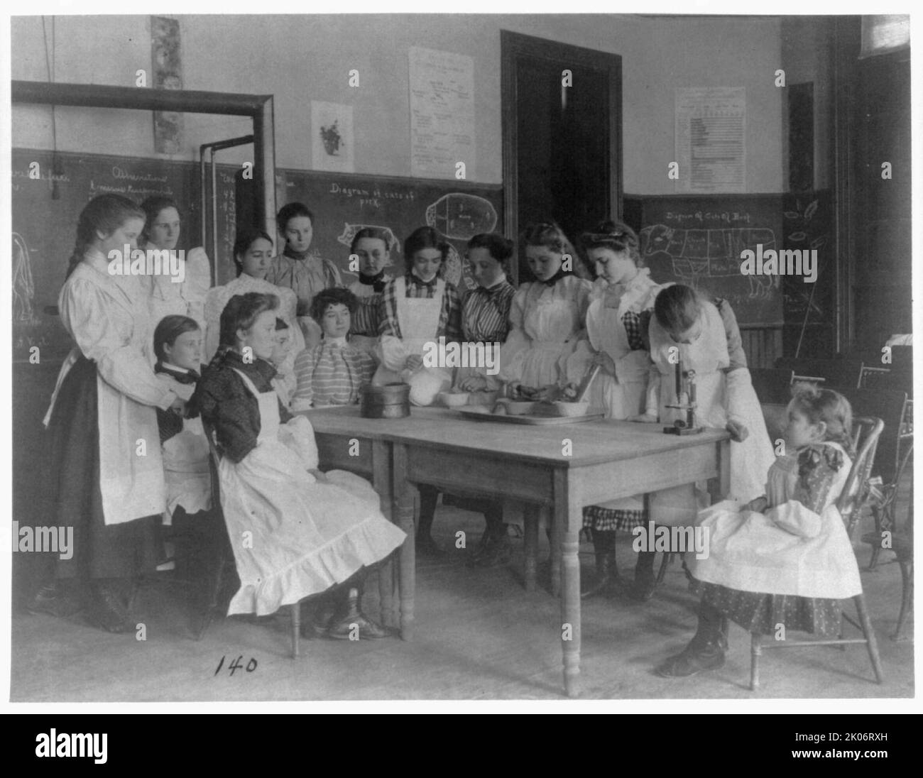 Ragazze posate in classe di economia domestica, 1st divisione, Washington, D.C., (1899?). Foto Stock