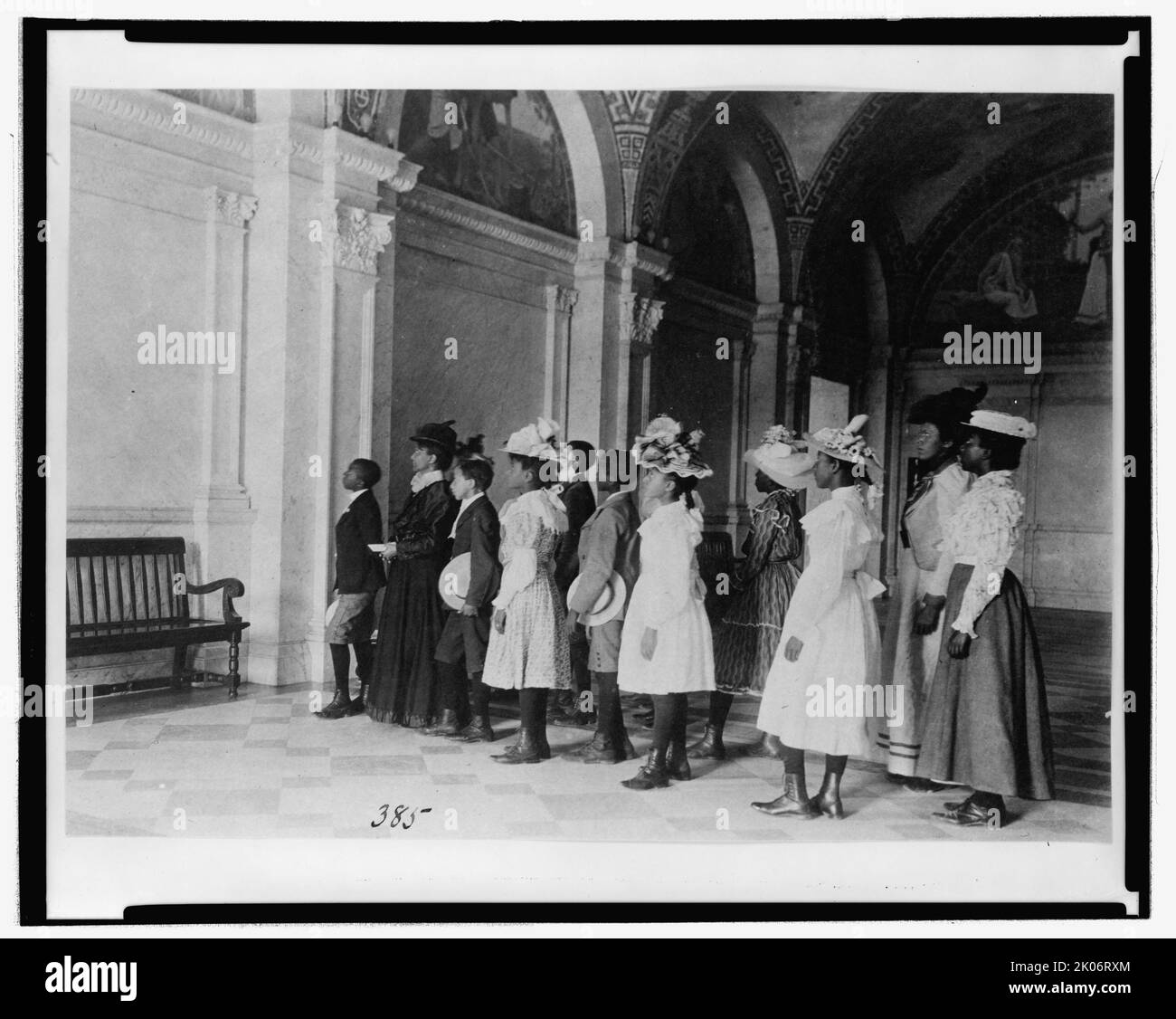 Una visita alla Biblioteca del Congresso, (1899?). Foto Stock