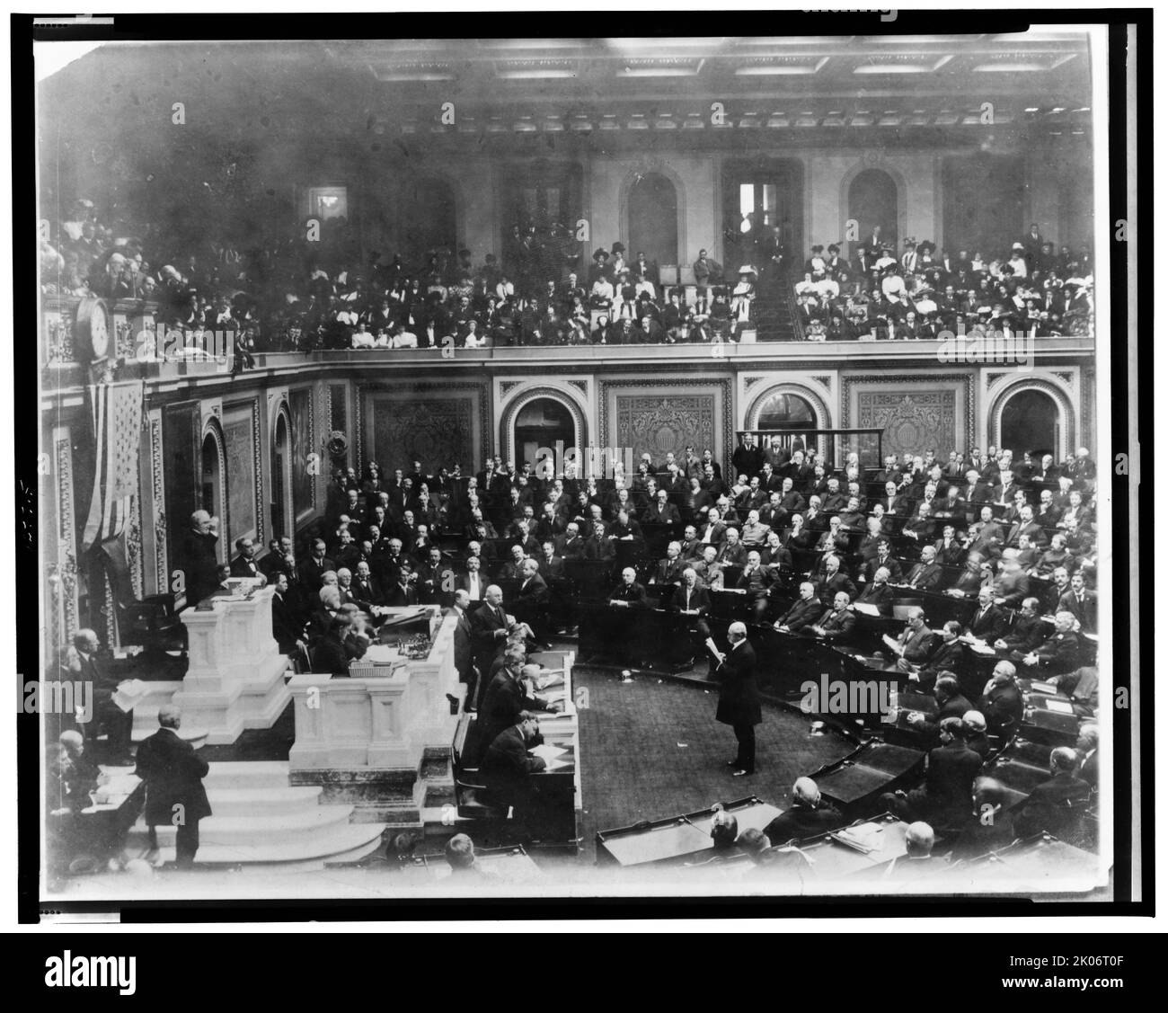 Apertura del 60th° Congresso, 2 dicembre 1907. Fotografia che mostra la Camera Speaker Cannon facendo giuramento, con il giovane Charles Lindbergh e suo padre appena visibile nella camera. LC-J691-70. Foto Stock