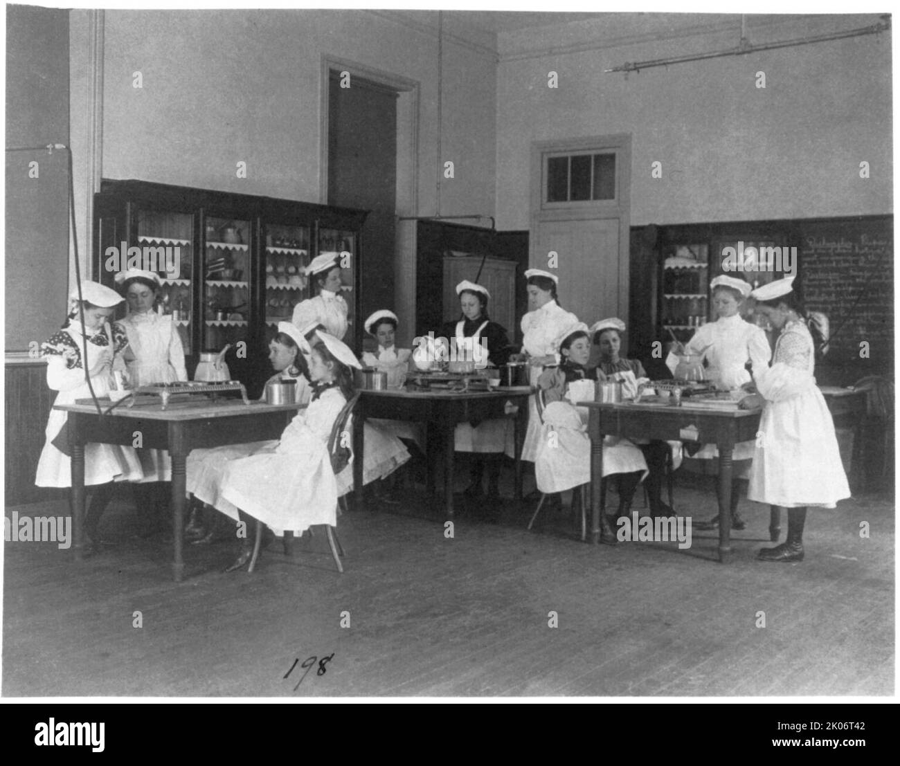 Scena di classe a Washington, D.C. scuola elementare - lezione di cucina, (1899?). Foto Stock