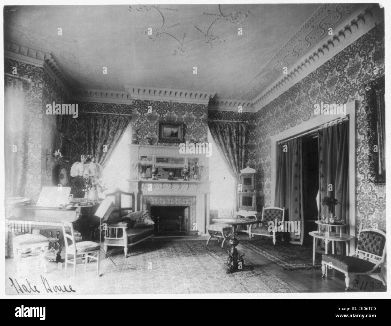 Interni decorati della casa di Chandler Hale, 1001 16th St., N.W., Washington, D.C., che mostra il pianoforte, caminetti e l'armadio della cina, c1900. Foto Stock