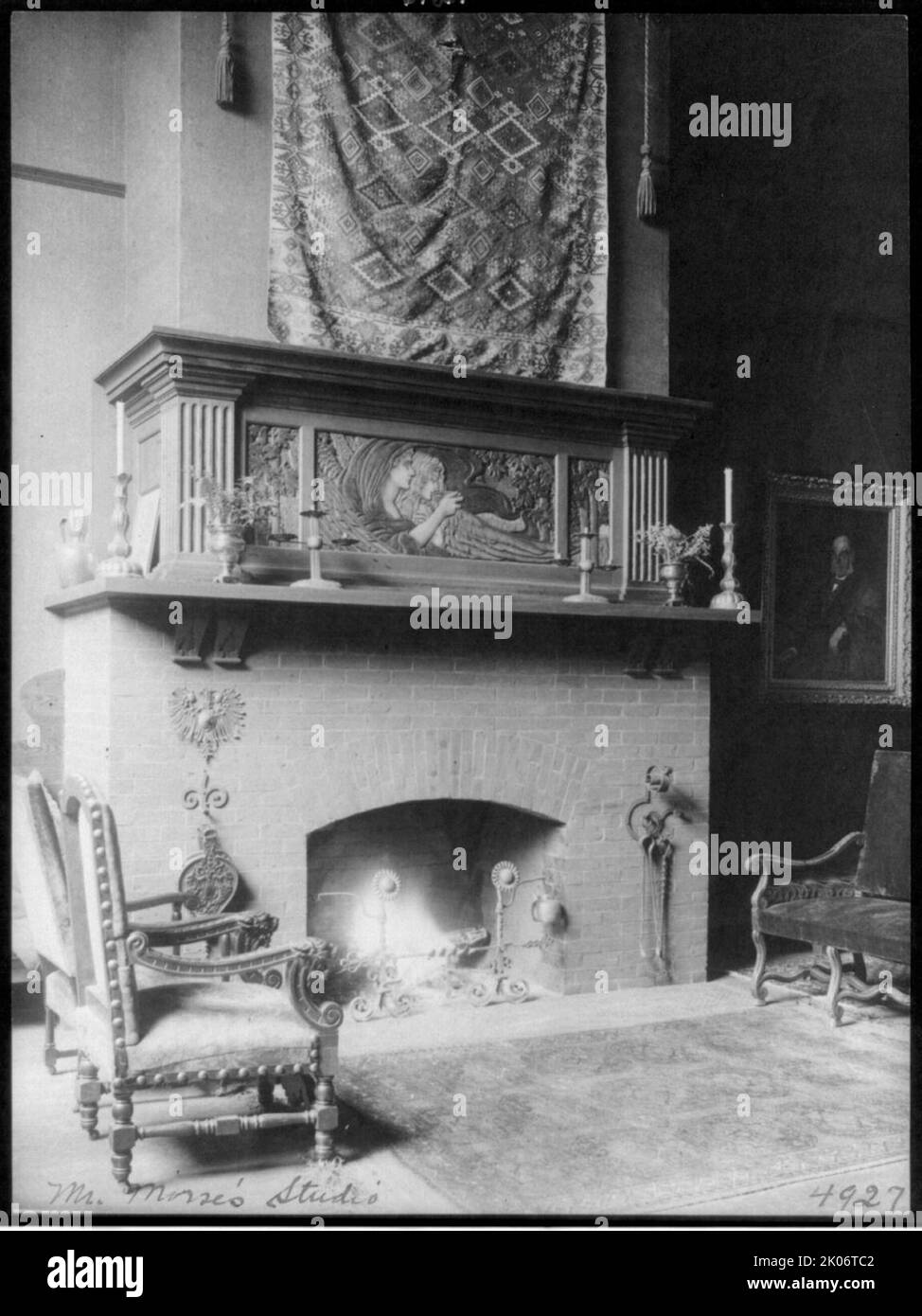 Studio in casa di Edward Lind Morse, R St., Washington, D.C., tra il 1890 e il 1950. Caminetto. Foto Stock