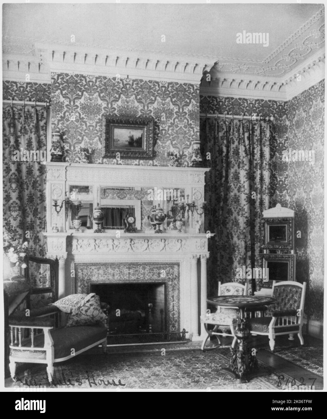 Interni decorati della casa di Chandler Hale, 1001 16th St., N.W., Washington, D.C., che mostra il pianoforte, caminetti e l'armadio della cina, c1900. Foto Stock