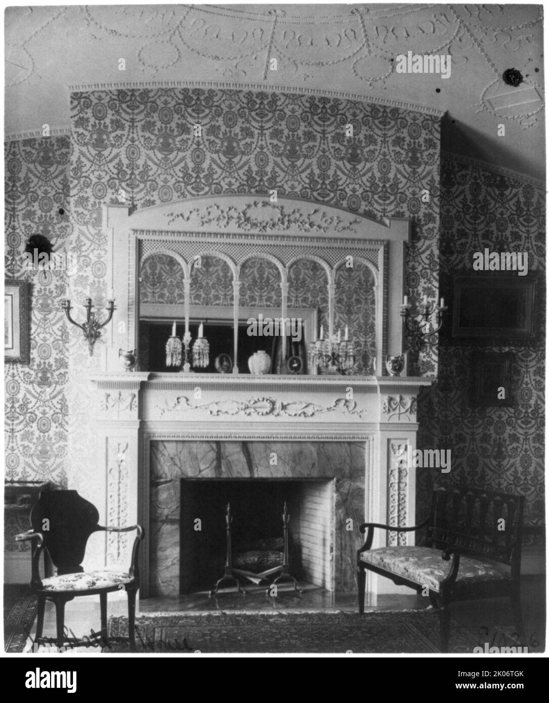 Interni decorati della casa di Chandler Hale, 1001 16th St., N.W., Washington, D.C., che mostra il pianoforte, caminetti e l'armadio della cina, c1900. Foto Stock