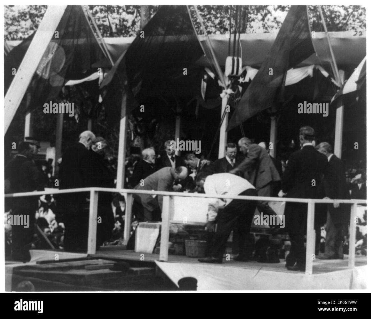 Theodore Roosevelt alla posa della pietra angolare del Pan American Union Building, n.d.. La pietra angolare fu posta il 11 maggio 1908 da Theodore Roosevelt, Elihu Root e Andrew Carnegie Foto Stock