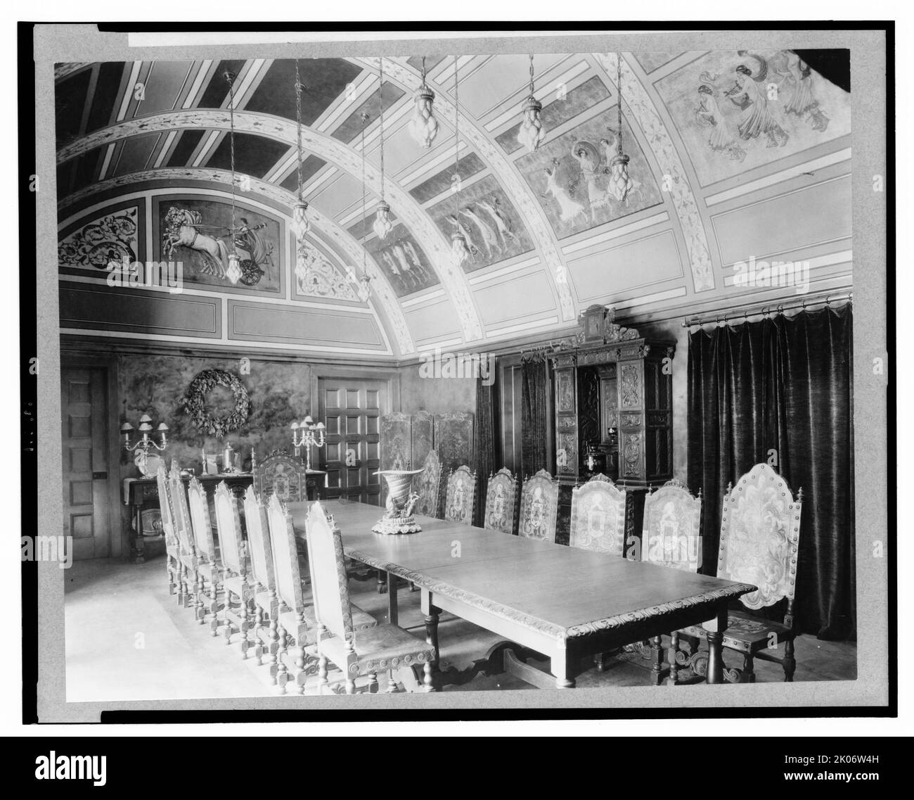 "El Fureidis", casa di James Waldron Gillespie, Parra Grande Lane, Montecito, California, 1917. Architettura della casa: Bertram Grovesnor Goodhue con Cram, Goodhue &amp; Ferguson, costruito dal 1905 al 1906; Myron Hunt e Elmer Grey, supervisionando gli Architetti. Paesaggio: Bertram Grovesnor Goodhue con Cram, Goodhue &amp; Ferguson, 1902-1906. Foto Stock
