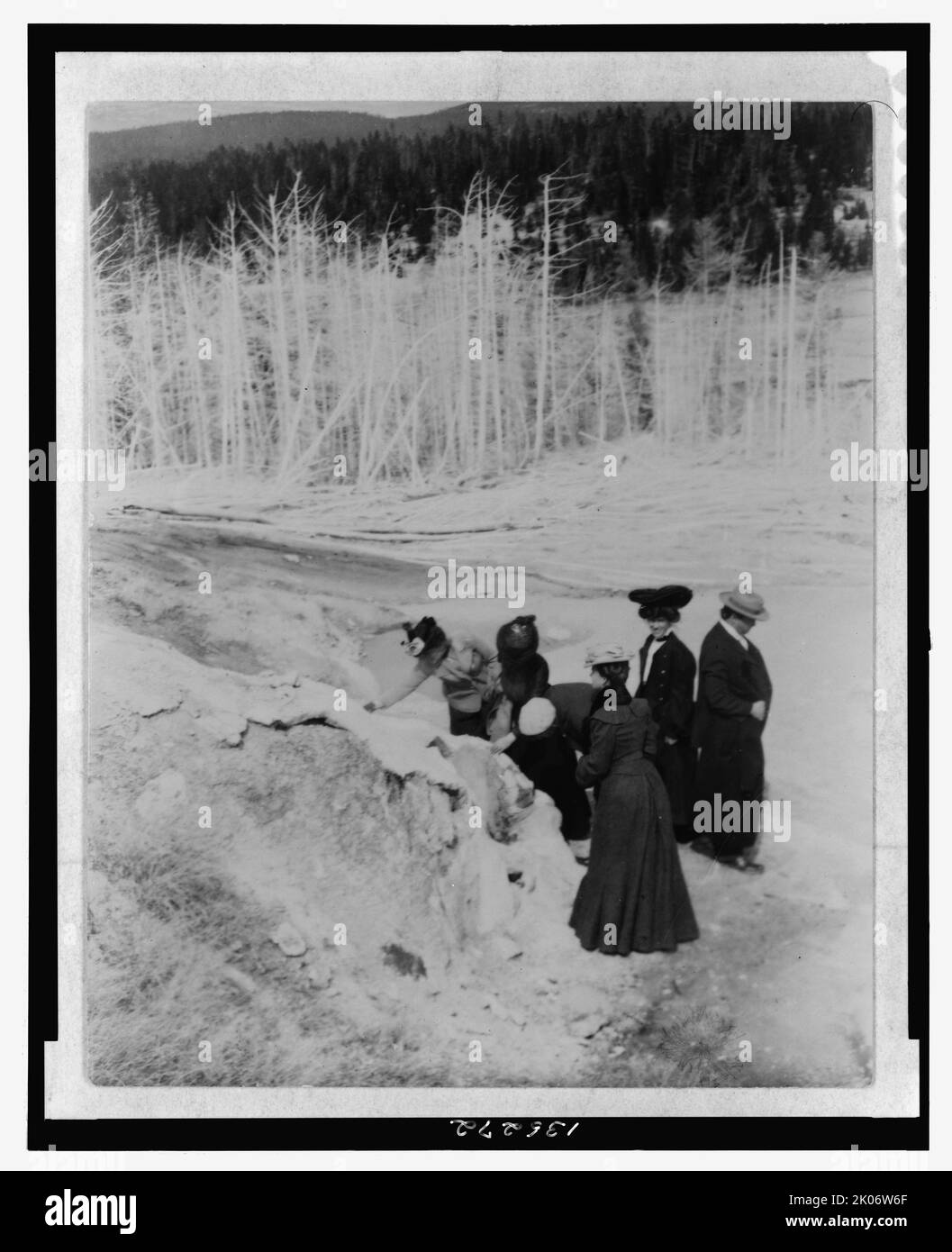 Un gruppo di turisti esplora le formazioni terrestri nel Parco Nazionale di Yellowstone, 1903. Foto Stock