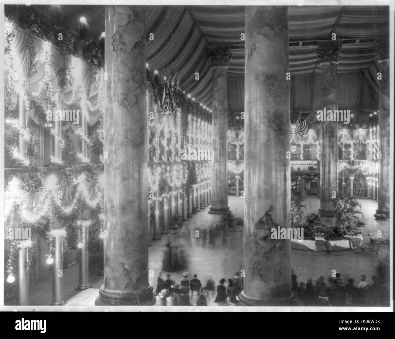 Interno della sala da ballo inaugurale, c1901. Pension Building, Washington, D.C., illuminato e decorato per la palla inaugurale McKinley. Foto Stock