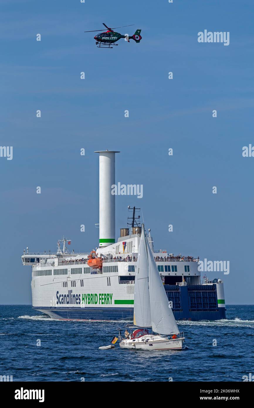 Scandlines Hybrid Ferry, elicottero, barca a vela, Mar Baltico, Hanse Sail, Warnemünde, Rostock, Meclemburgo-Pomerania occidentale, Germania Foto Stock