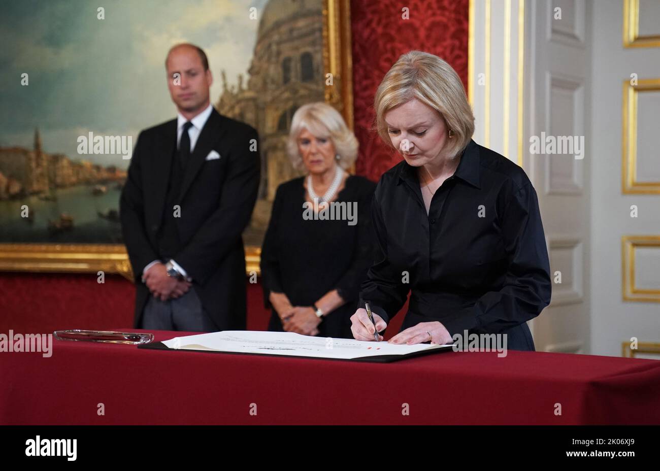 Il primo Ministro Liz Truss firma la proclamazione di adesione di Re Carlo III durante la cerimonia del Consiglio di adesione al Palazzo di San Giacomo, Londra, dove Re Carlo III è formalmente proclamato monarca. Carlo divenne automaticamente Re alla morte della madre, ma il Consiglio di adesione, cui hanno partecipato Consiglieri privati, conferma il suo ruolo. Data immagine: Sabato 10 settembre 2022. Foto Stock