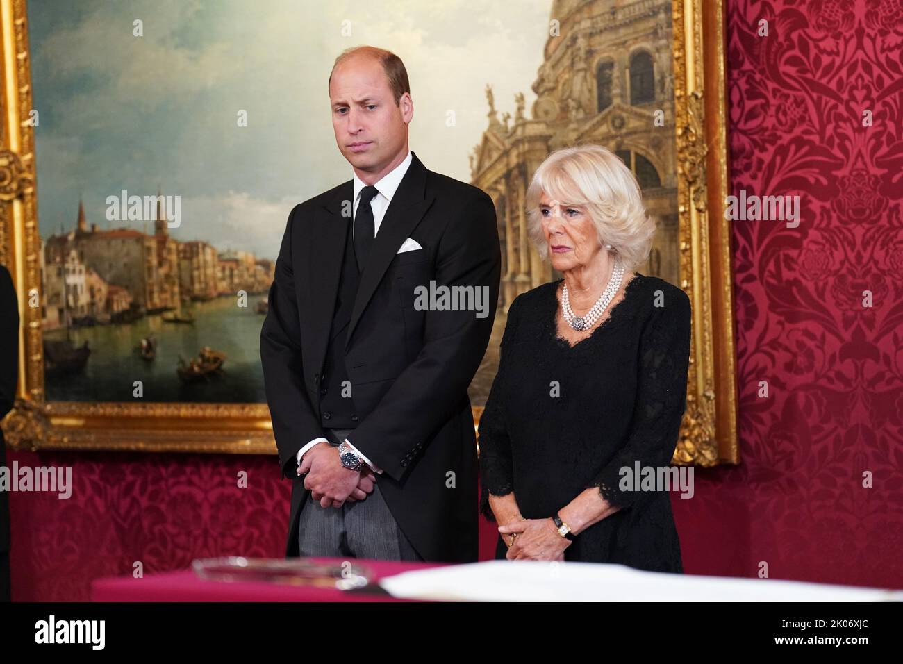 Il Principe di Galles e la Regina durante la cerimonia del Consiglio di adesione a St James's Palace, Londra, dove Re Carlo III è formalmente proclamato monarca. Carlo divenne automaticamente Re alla morte della madre, ma il Consiglio di adesione, cui hanno partecipato Consiglieri privati, conferma il suo ruolo. Data immagine: Sabato 10 settembre 2022. Foto Stock