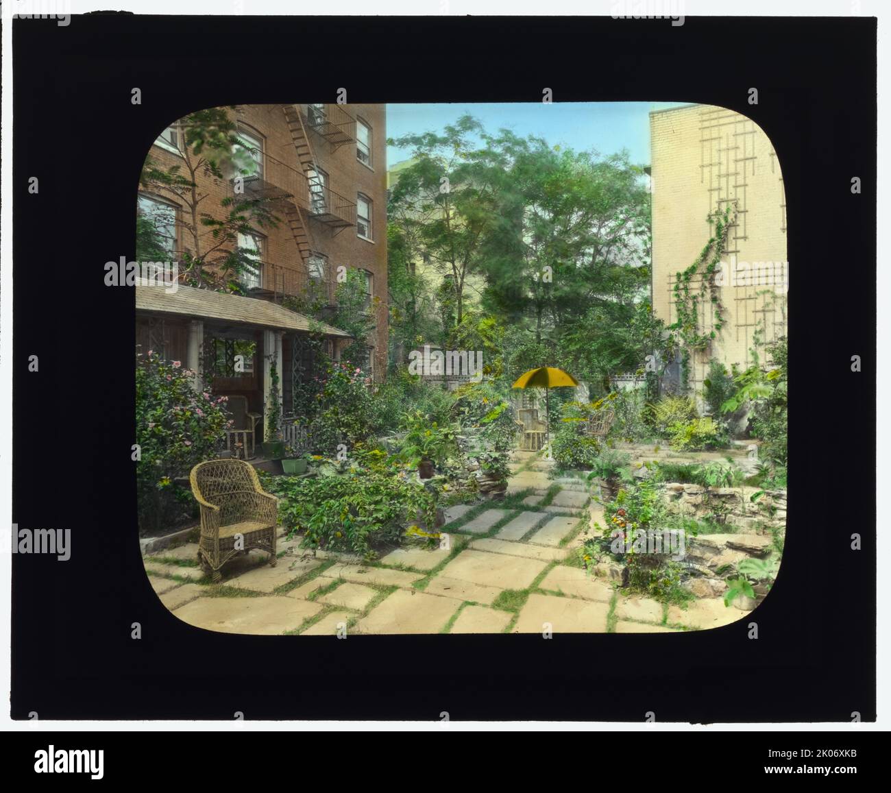 "Flagstones", Charles Clinton Marshall House, 117 West 55th Street, New York, New York, tra il 1921 e il 1922. Paesaggio: Storia Abby (Sig.ra. Carlo C.) Marshall. Altro: Questo giardino era composto da tre lotti a 117 e 119 West 55th Street, di proprietà di Charles Clinton Marshall che ha vissuto a 117. Alla mostra del City Gardens Club di New York City del 1922 al New York Camera Club, Abby Story Marshall ha vinto la Medaglia speciale "prima e dopo" per il giardino che ha sviluppato dai tre cortili posteriori. Foto Stock