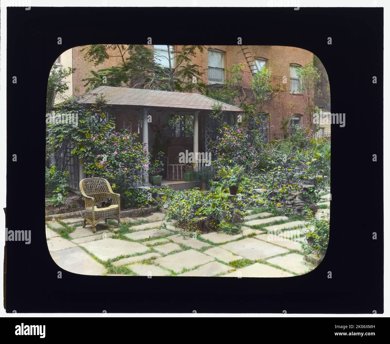 "Flagstones", Charles Clinton Marshall House, 117 West 55th Street, New York, New York, tra il 1921 e il 1922. Paesaggio: Storia Abby (Sig.ra. Carlo C.) Marshall. Altro: Questo giardino era composto da tre lotti a 117 e 119 West 55th Street, di proprietà di Charles Clinton Marshall che ha vissuto a 117. Alla mostra del City Gardens Club di New York City del 1922 al New York Camera Club, Abby Story Marshall ha vinto la Medaglia speciale "prima e dopo" per il giardino che ha sviluppato dai tre cortili posteriori. Foto Stock