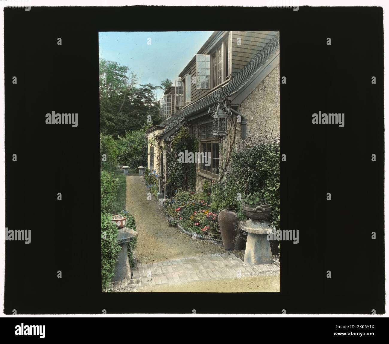 "Wellsbridge Cottage", casa Philip Herbert Martineau, Wellsbridge (vicino Ascot), Inghilterra, 1925. Paesaggio: Alice Vaughan-Williams Sig.ra Philip Martineau, da ca. 1920. [Nota pietre in primo piano]. Foto Stock