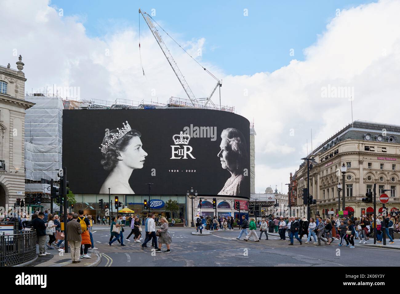 Piccadilly Circus, Londra centrale UK, venerdì 9th settembre 2022, giorno dopo l'annuncio della morte della Regina Elisabetta II Foto Stock