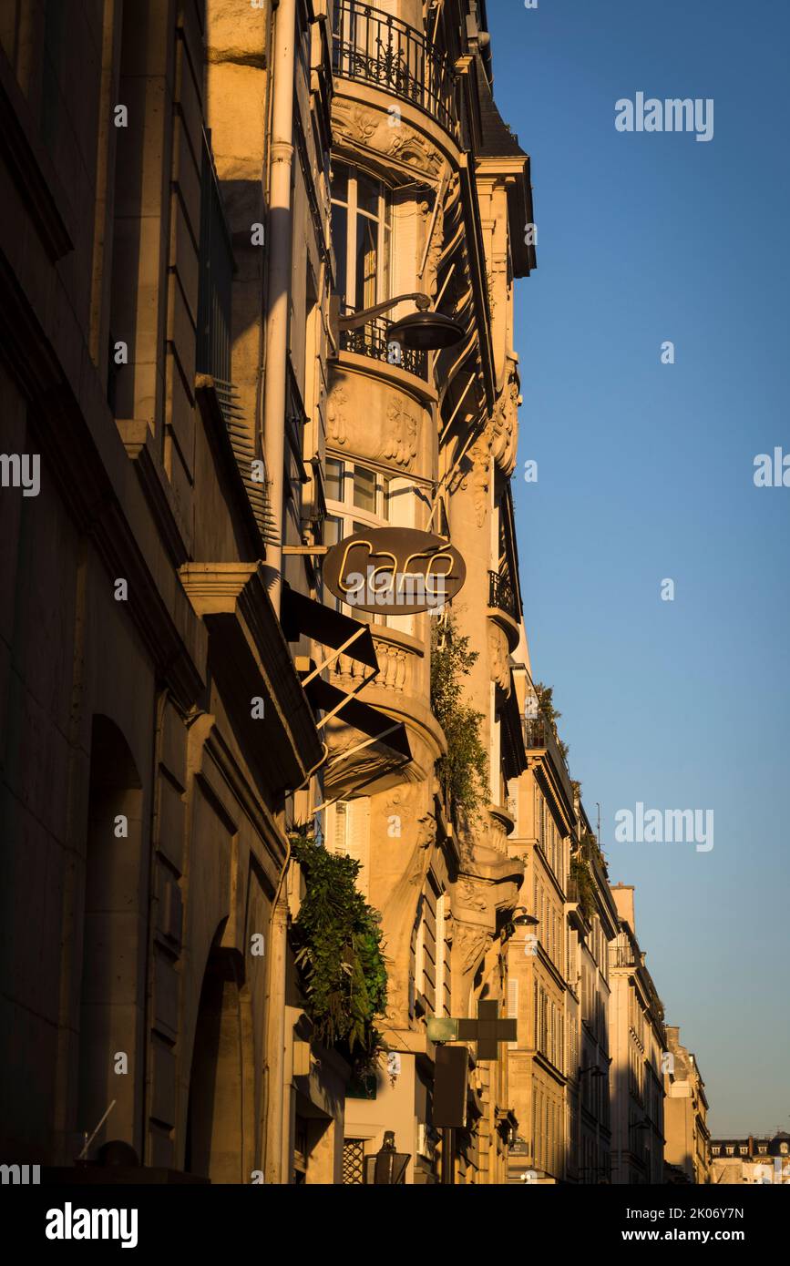 Sunlit edificio con un segno Cafe, 7th ° arrondissement, Parigi, Francia Foto Stock