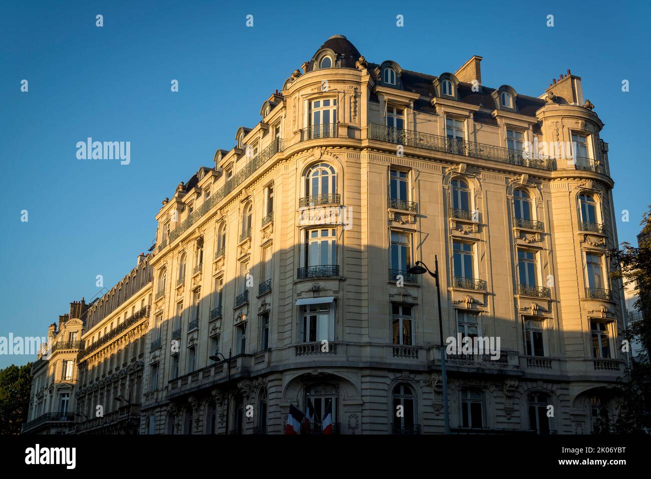 Sunlit edificio residenziale nel 7th ° arrondissement, Parigi, Francia Foto Stock