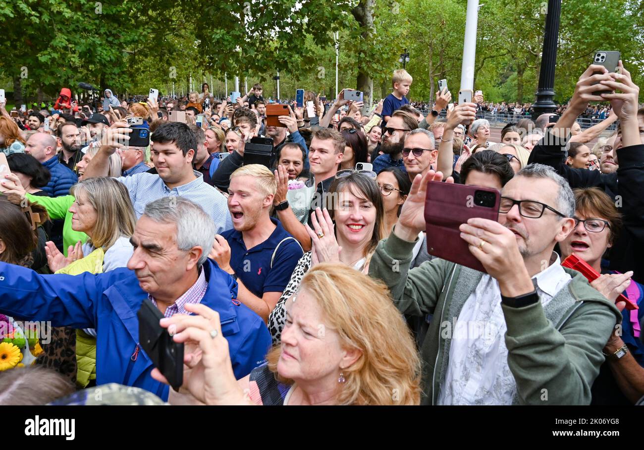 Londra UK 10th settembre 2022 - le folle applaudono e iniziano a cantare Dio Save the King in the Mall , Londra al di fuori di St James's Palace come Carlo III è stato formalmente proclamato re oggi alle 11am:00 : Credit Simon Dack / Alamy Live News Foto Stock