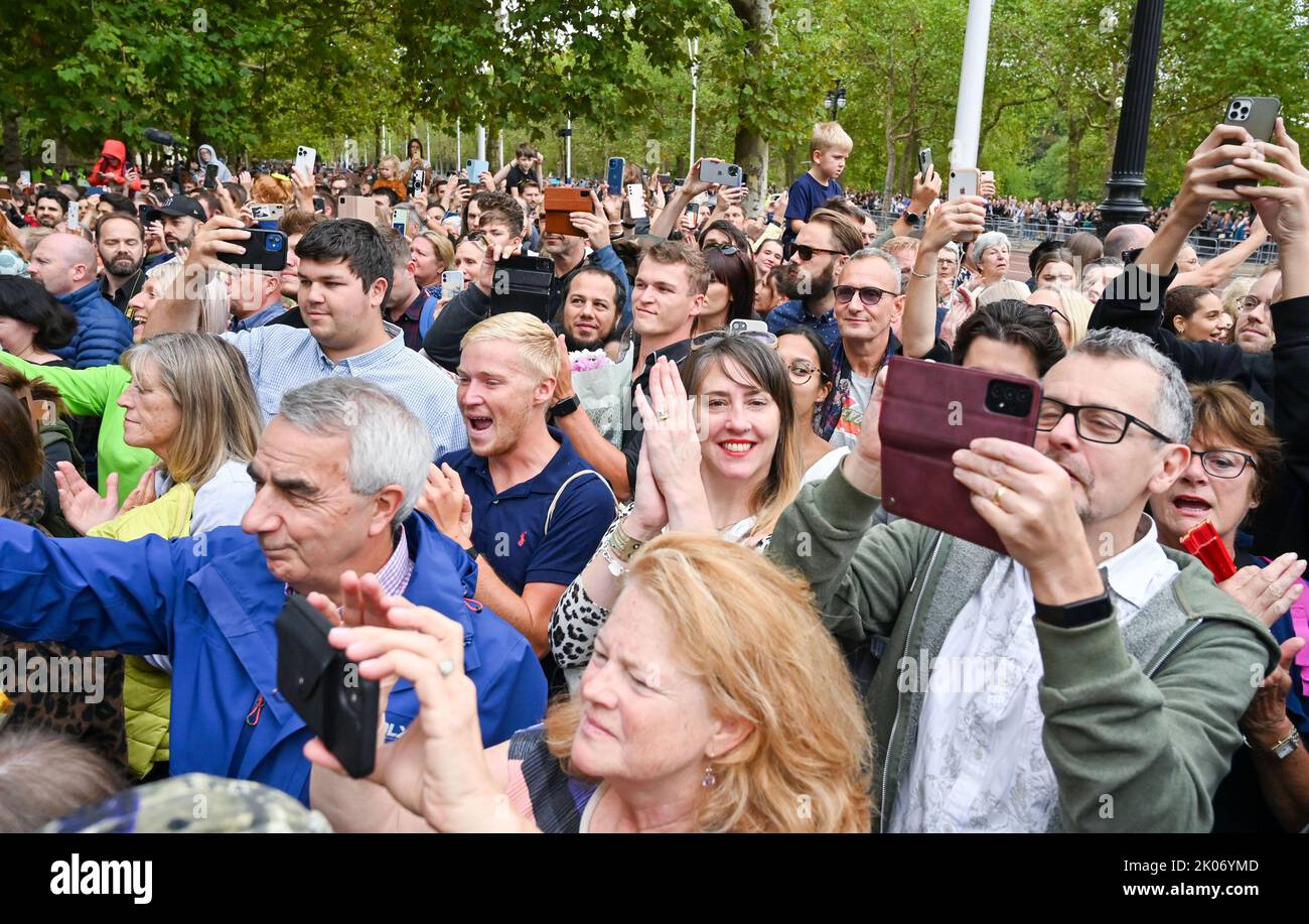 Londra UK 10th settembre 2022 - le folle applaudono e iniziano a cantare Dio Save the King in the Mall , Londra al di fuori di St James's Palace come Carlo III è stato formalmente proclamato re oggi alle 11am:00 : Credit Simon Dack / Alamy Live News Foto Stock