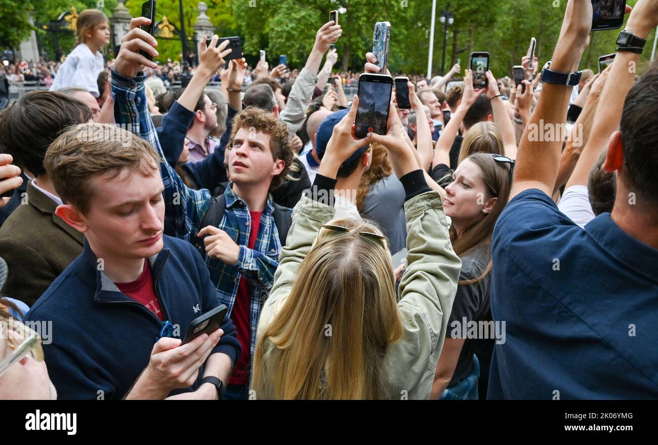 Londra UK 10th settembre 2022 - le folle si riuniscono nel Mall di Londra al di fuori del St James's Palace, dove Carlo III è stato formalmente proclamato re oggi alle 11am:00 : Credit Simon Dack / Alamy Live News Foto Stock