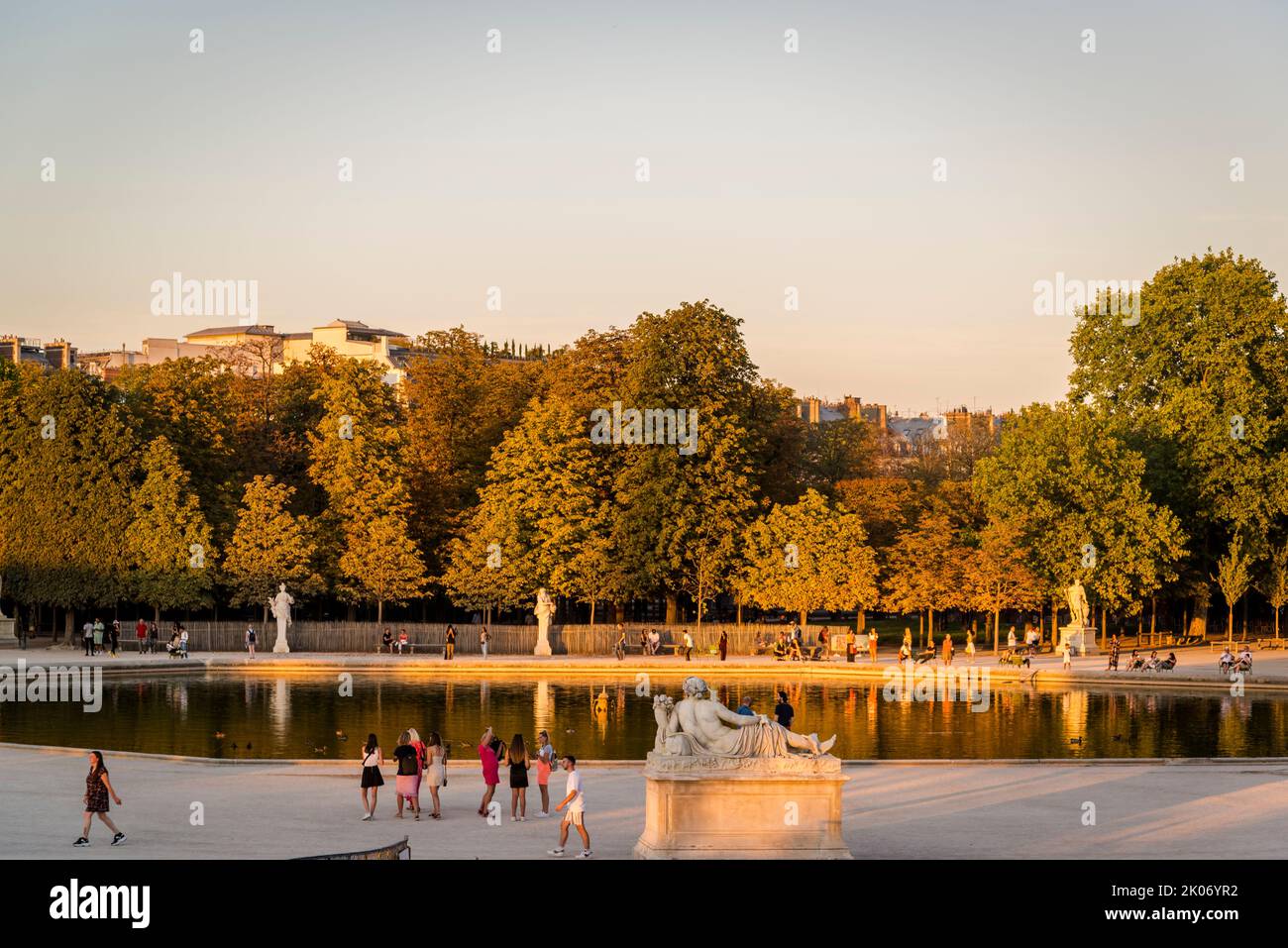 Bassin ottogonale, stagno ottogonale al tramonto, Jardin des Tuileries, Parigi, Francia Foto Stock