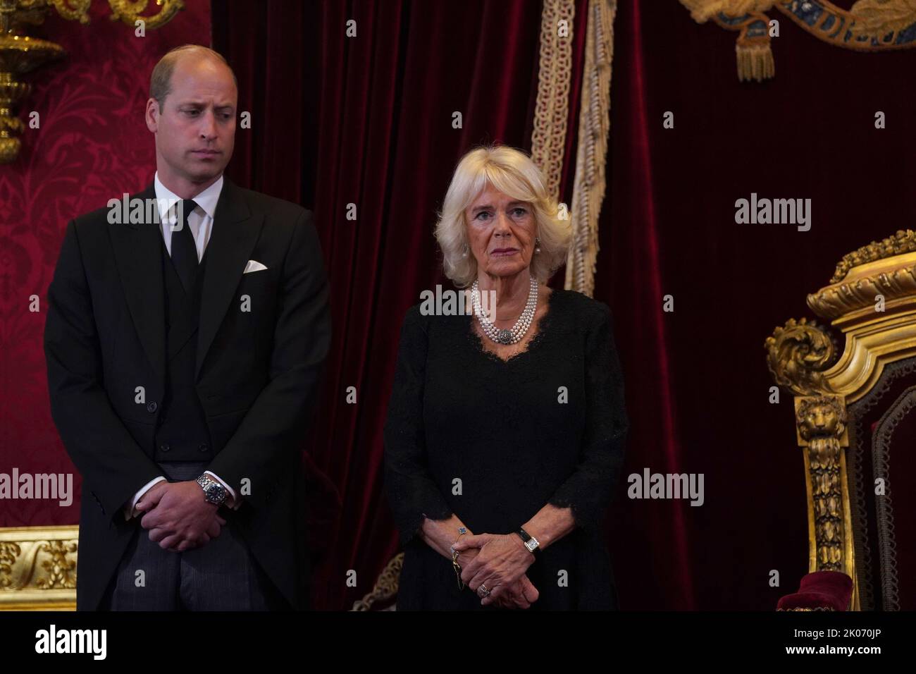 Il Principe di Galles e la Regina durante il Consiglio di adesione a St James's Palace, Londra, dove Re Carlo III è formalmente proclamato monarca. Carlo divenne automaticamente Re alla morte della madre, ma il Consiglio di adesione, cui hanno partecipato Consiglieri privati, conferma il suo ruolo. Data immagine: Sabato 10 settembre 2022. Foto Stock