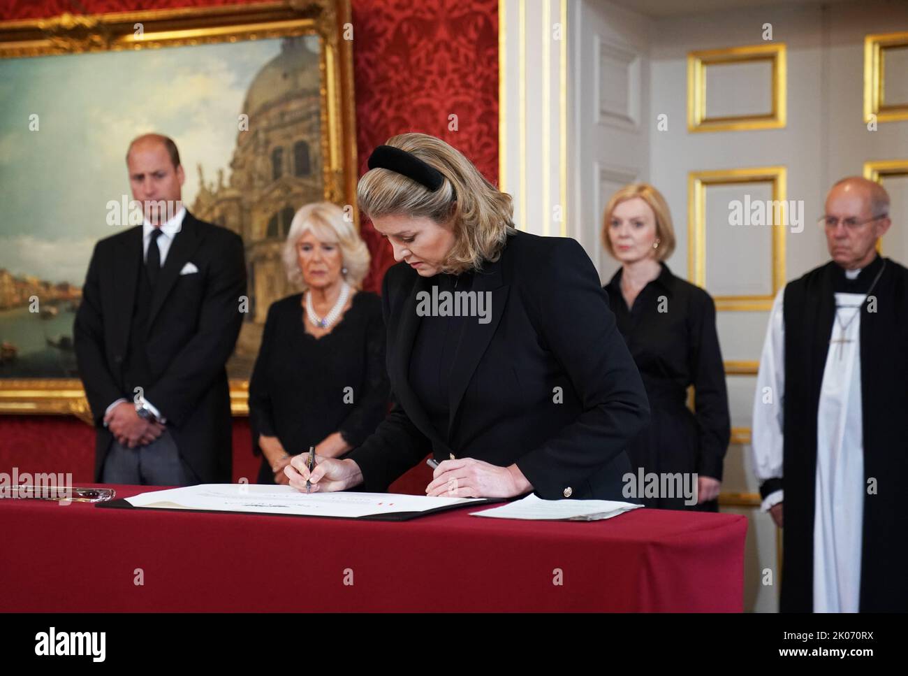 Signore Presidente del Consiglio Penny Mordaunt firma la proclamazione di adesione del re Carlo III, seguito (sinistra-destra indietro) dal Principe di Galles, dalla Regina, dal primo Ministro Liz Truss e dall'Arcivescovo di Canterbury, Justin Welby durante la cerimonia del Consiglio di adesione al Palazzo di St James, Londra, Dove Re Carlo III è formalmente proclamato monarca. Carlo divenne automaticamente Re alla morte della madre, ma il Consiglio di adesione, cui hanno partecipato Consiglieri privati, conferma il suo ruolo. Data immagine: Sabato 10 settembre 2022. Foto Stock