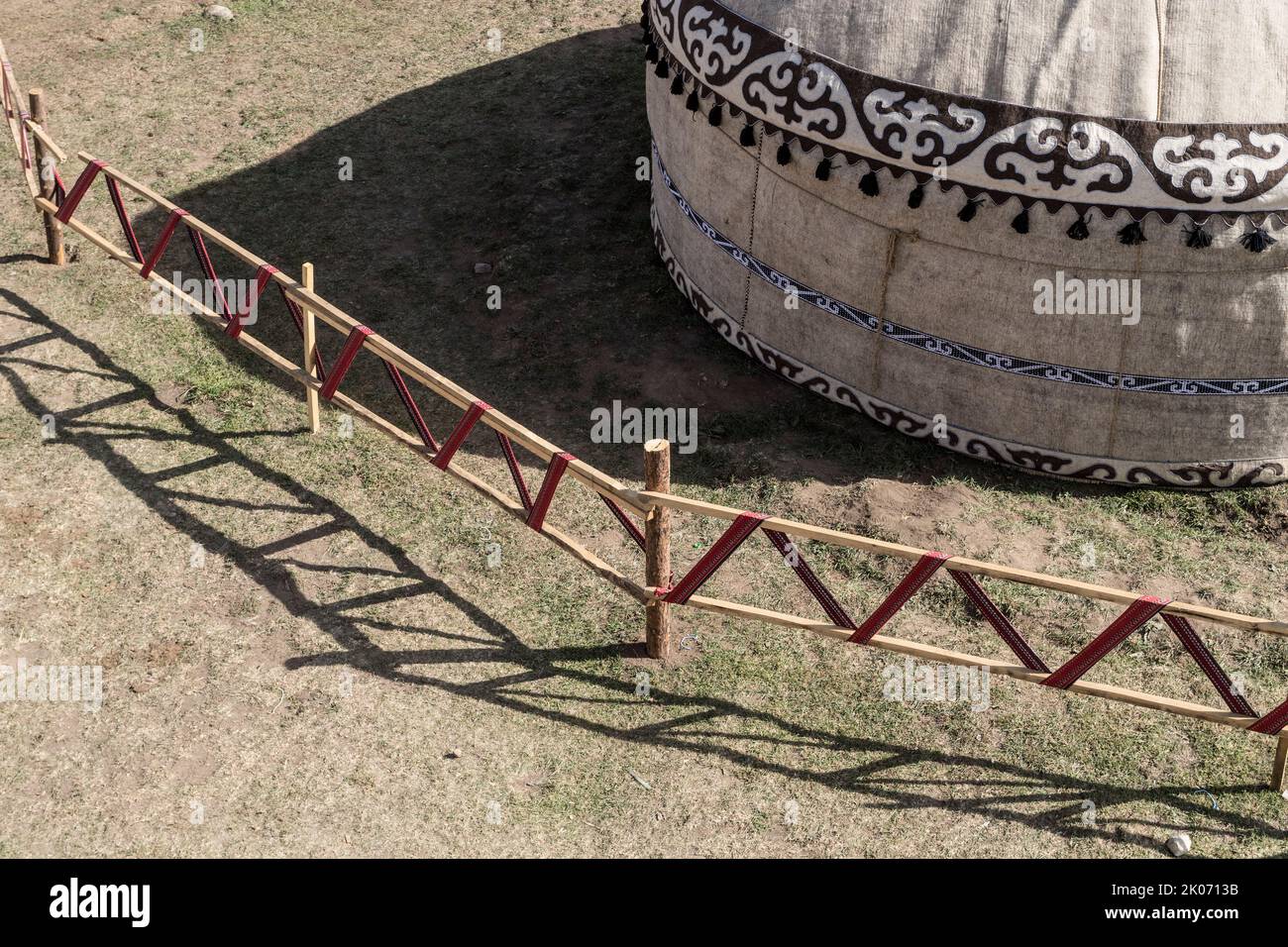 Dettagli decorativi della casa yurt nel villaggio nomade del Kirchin sulle montagne del Kirghizistan durante i Giochi Nomad del mondo Foto Stock