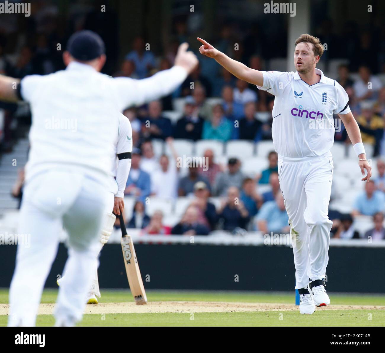 Londra, Regno Unito. 10th Set, 2022. Ollie Robinson celebra il wicket di Keegan Petersen durante la prova Match Series (giorno 3 del 6 ) incontro tra l'Inghilterra contro il Sud Africa al Kia Oval Ground, il 10th settembre 2022 a Londra United Kin Credit: Action Foto Sport/Alamy Live News Foto Stock