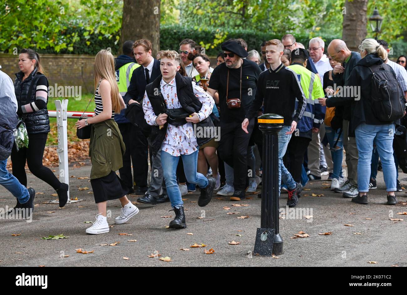 Londra UK 10th settembre 2022 - le folle si riuniscono nel Mall di Londra al di fuori del St James's Palace, dove Carlo III è stato formalmente proclamato re oggi alle 11am:00 : Credit Simon Dack / Alamy Live News Foto Stock